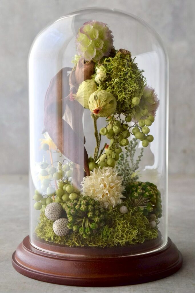 東京の花屋 叢屋Kusamurayaのドライフラワーインテリア雑貨。アンティーク調のドーム型ケースに、植物標本をイメージしてデザインされたドライフラワーインテリア。自宅用やギフト用として人気のアレンジメントです。