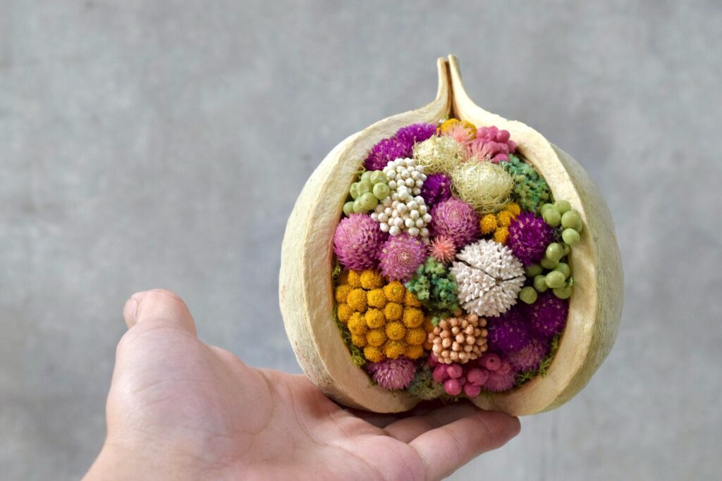 東京の花屋。幸福をもたらすと言われる縁起物のブッダナッツを器にした叢屋Kusamurayaドライフラワーアレンジ 誕生日・記念日ギフトや自宅インテリアにおすすめ。