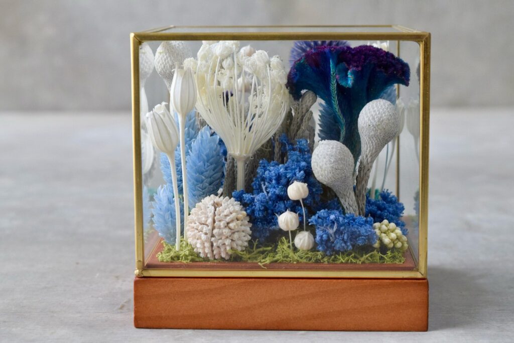 東京の花屋 叢屋Kusamurayaのドライフラワーインテリア雑貨。アンティーク調ガラスケース入りで、自宅用やギフト用に人気のアレンジメント。