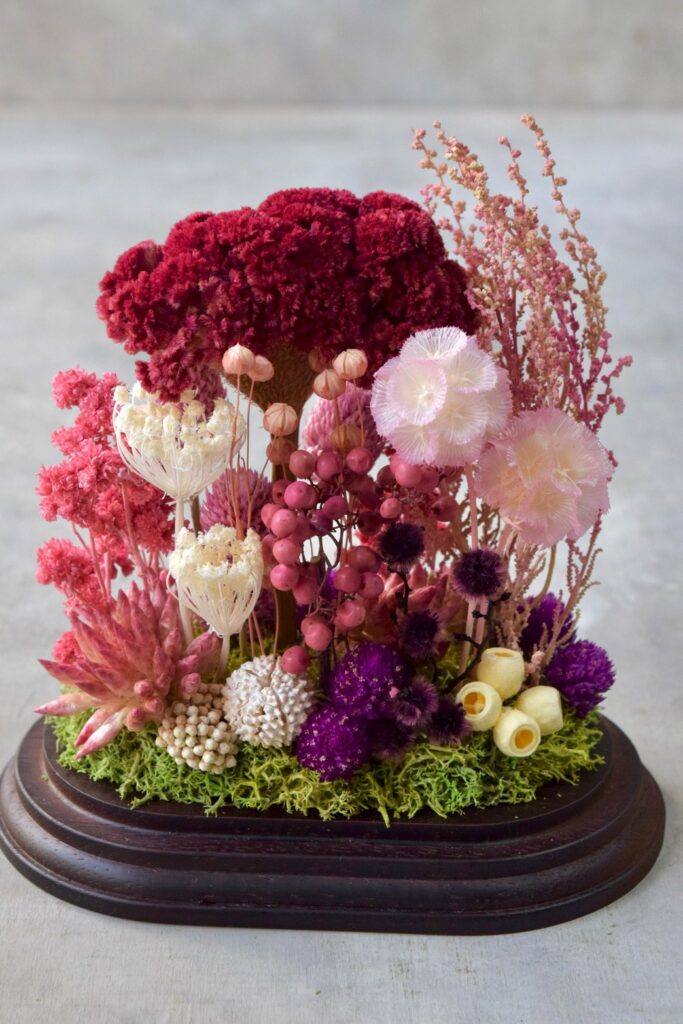 東京の花屋 叢屋Kusamurayaのドライフラワーインテリア雑貨。アンティーク調のドーム型ケースに、植物標本をイメージしてデザインされたドライフラワーインテリア。自宅用やギフト用として人気のアレンジメントです。