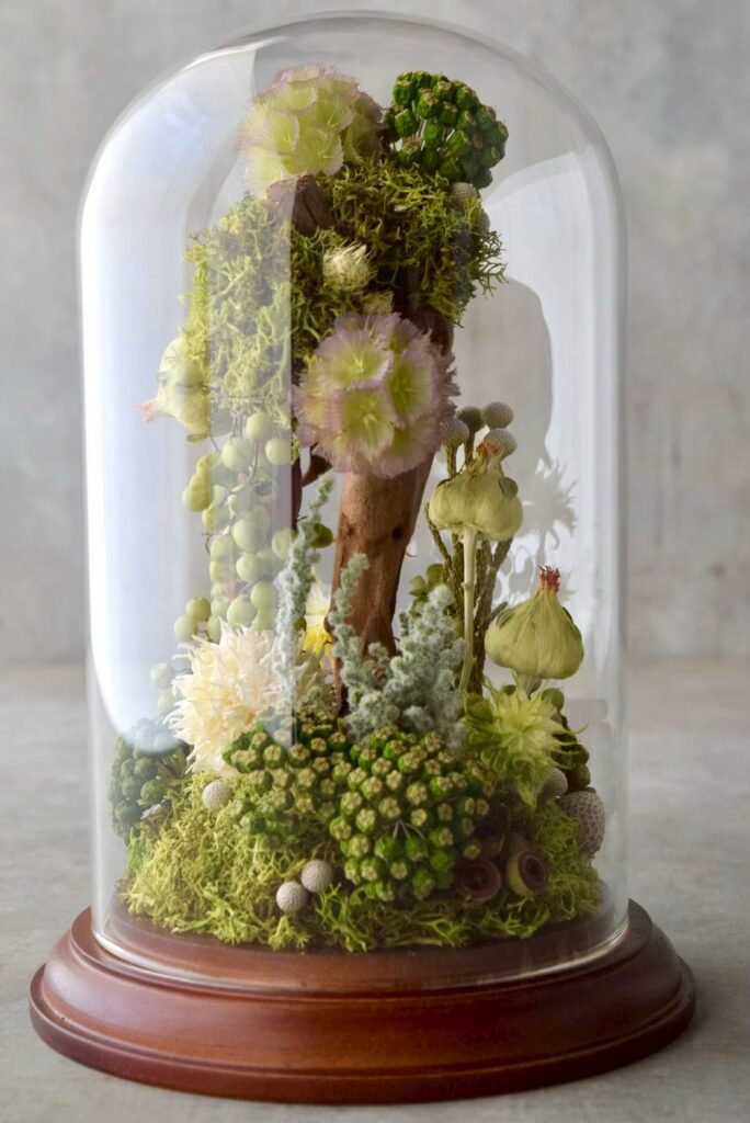 東京の花屋 叢屋Kusamurayaのドライフラワーインテリア雑貨。アンティーク調のドーム型ケースに、植物標本をイメージしてデザインされたドライフラワーインテリア。自宅用やギフト用として人気のアレンジメントです。