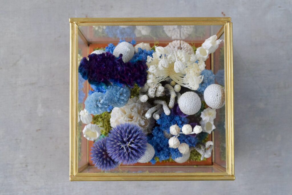 東京の花屋 叢屋Kusamurayaのドライフラワーインテリア雑貨。アンティーク調ガラスケース入りで、自宅用やギフト用に人気のアレンジメント。