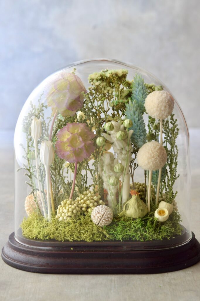 東京の花屋 叢屋Kusamurayaのドライフラワーインテリア雑貨。アンティーク調のドーム型ケースに、植物標本をイメージしてデザインされたドライフラワーインテリア。自宅用やギフト用として人気のアレンジメントです。