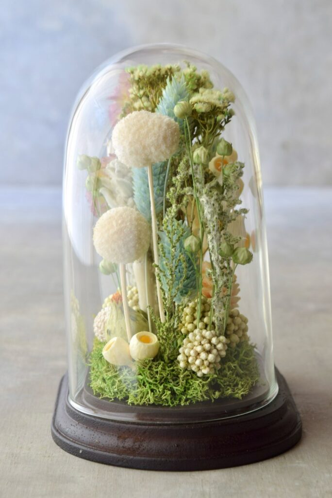 東京の花屋 叢屋Kusamurayaのドライフラワーインテリア雑貨。アンティーク調のドーム型ケースに、植物標本をイメージしてデザインされたドライフラワーインテリア。自宅用やギフト用として人気のアレンジメントです。