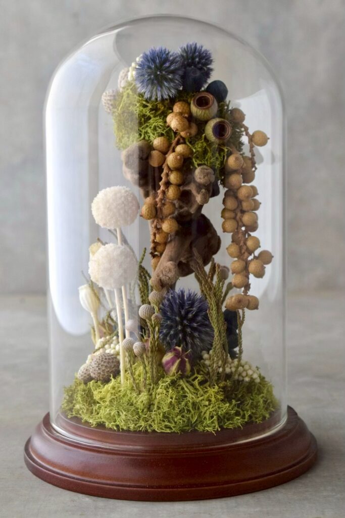 東京の花屋 叢屋Kusamurayaのドライフラワーインテリア雑貨。アンティーク調のドーム型ケースに、植物標本をイメージしてデザインされたドライフラワーインテリア。自宅用やギフト用として人気のアレンジメントです。