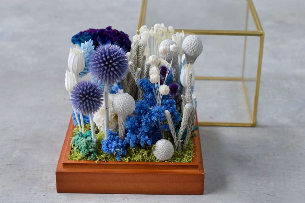 東京の花屋 叢屋Kusamurayaのドライフラワーインテリア雑貨。アンティーク調ガラスケース入りで、自宅用やギフト用に人気のアレンジメント。
