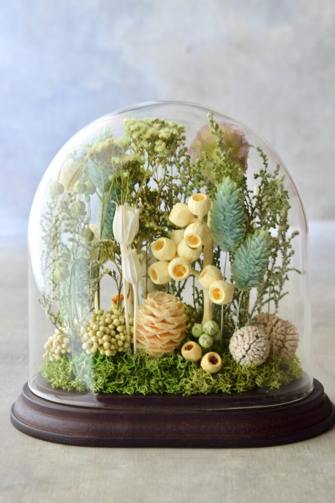 東京の花屋 叢屋Kusamurayaのドライフラワーインテリア雑貨。アンティーク調のドーム型ケースに、植物標本をイメージしてデザインされたドライフラワーインテリア。自宅用やギフト用として人気のアレンジメントです。