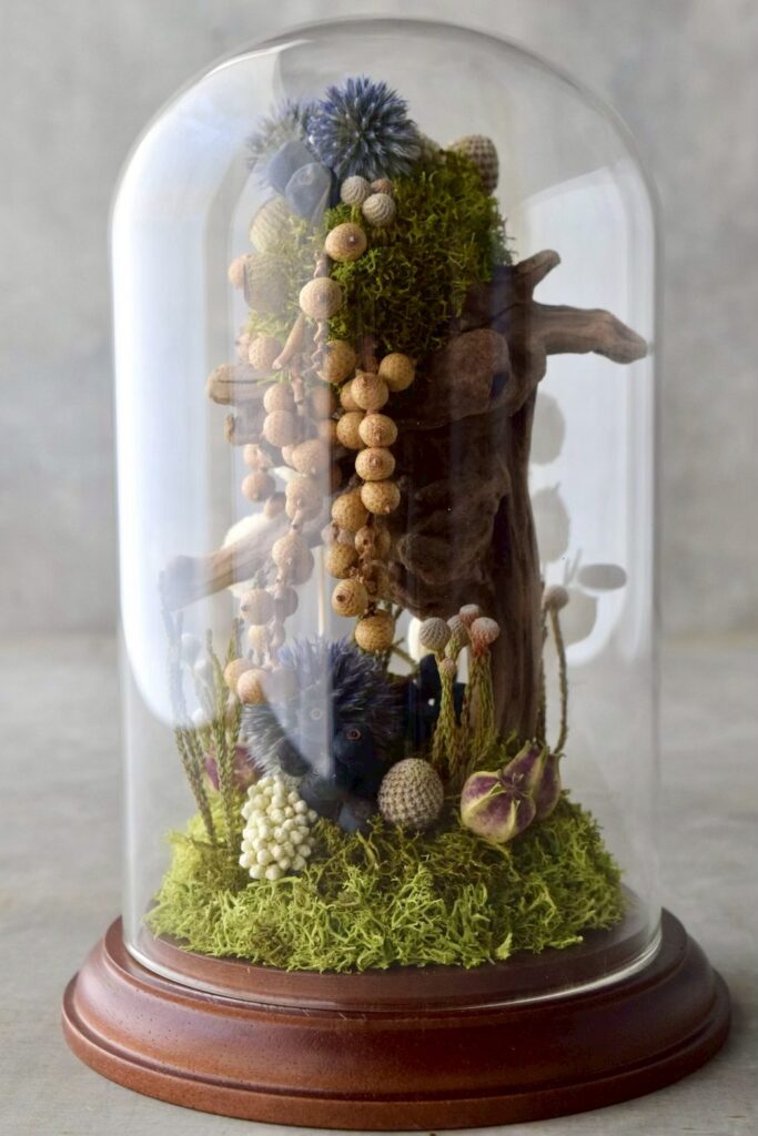 東京の花屋 叢屋Kusamurayaのドライフラワーインテリア雑貨。アンティーク調のドーム型ケースに、植物標本をイメージしてデザインされたドライフラワーインテリア。自宅用やギフト用として人気のアレンジメントです。