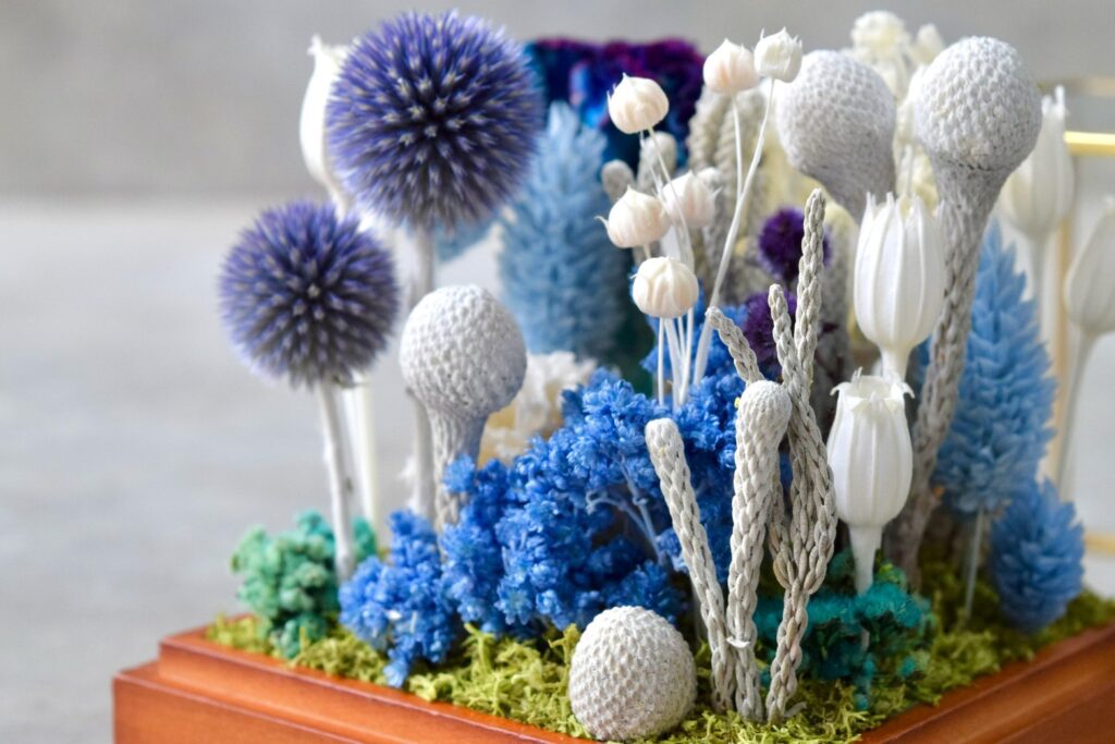 東京の花屋 叢屋Kusamurayaのドライフラワーインテリア雑貨。アンティーク調ガラスケース入りで、自宅用やギフト用に人気のアレンジメント。