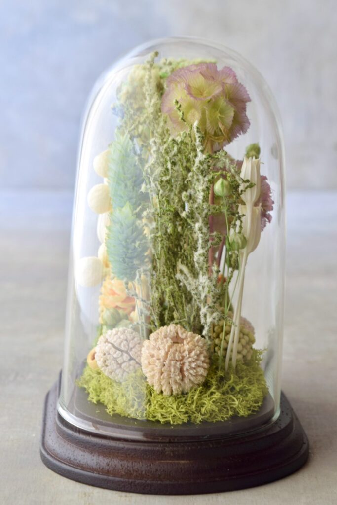 東京の花屋 叢屋Kusamurayaのドライフラワーインテリア雑貨。アンティーク調のドーム型ケースに、植物標本をイメージしてデザインされたドライフラワーインテリア。自宅用やギフト用として人気のアレンジメントです。