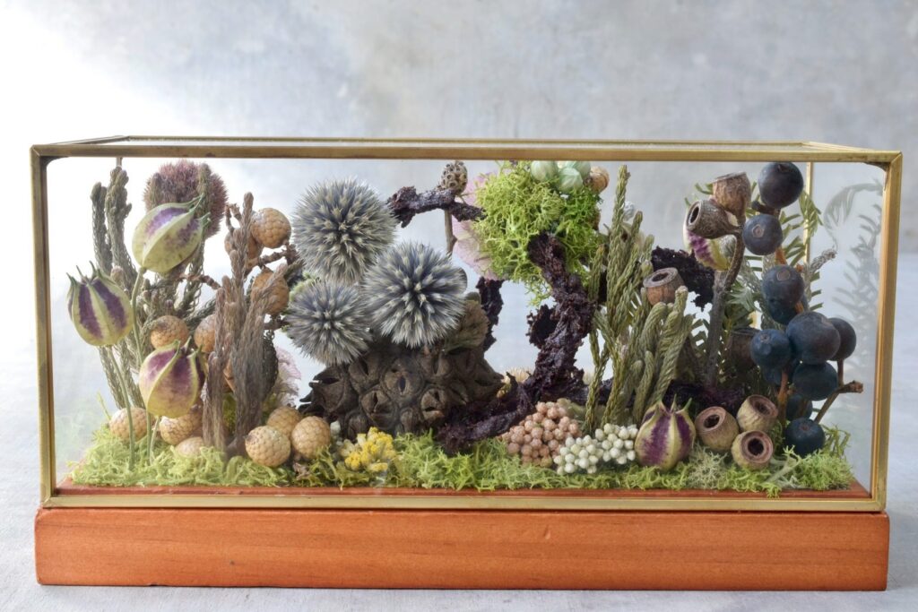 東京の花屋 叢屋Kusamurayaのドライフラワーインテリア雑貨。アンティーク調ガラスケース入りで、自宅用やギフト用に人気のアレンジメント。