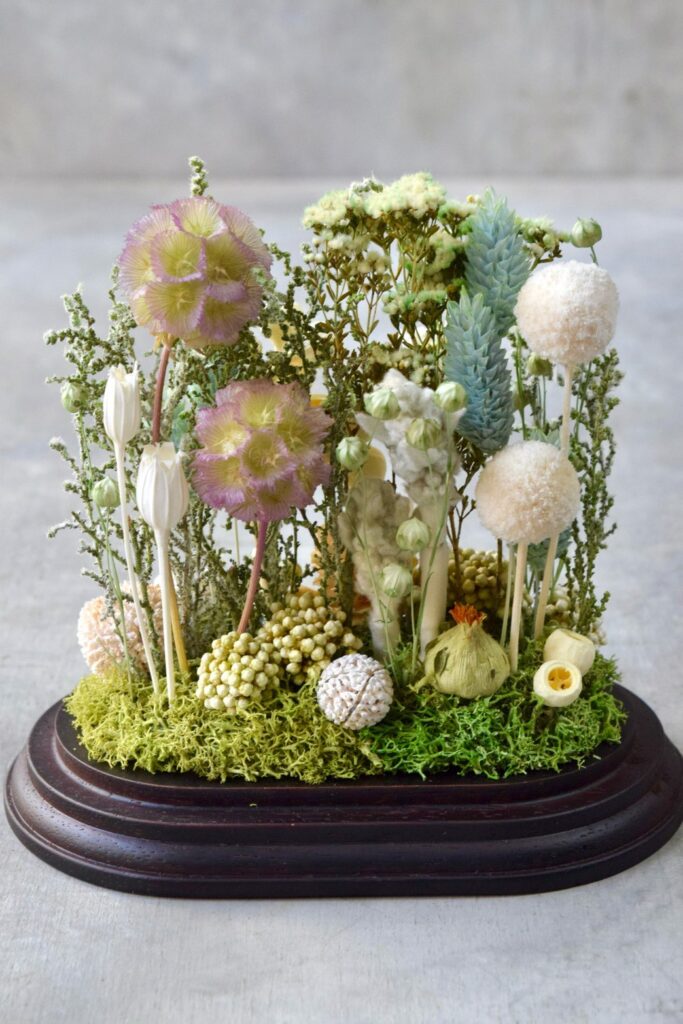 東京の花屋 叢屋Kusamurayaのドライフラワーインテリア雑貨。アンティーク調のドーム型ケースに、植物標本をイメージしてデザインされたドライフラワーインテリア。自宅用やギフト用として人気のアレンジメントです。