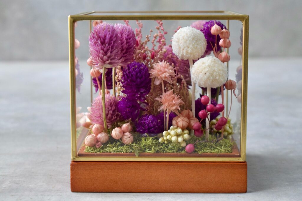 東京の花屋 叢屋Kusamurayaのドライフラワーインテリア雑貨。アンティーク調ガラスケース入りで、自宅用やギフト用に人気のアレンジメント。
