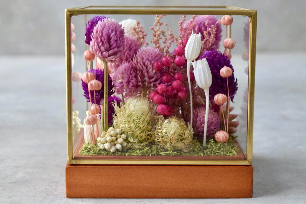 東京の花屋 叢屋Kusamurayaのドライフラワーインテリア雑貨。アンティーク調ガラスケース入りで、自宅用やギフト用に人気のアレンジメント。