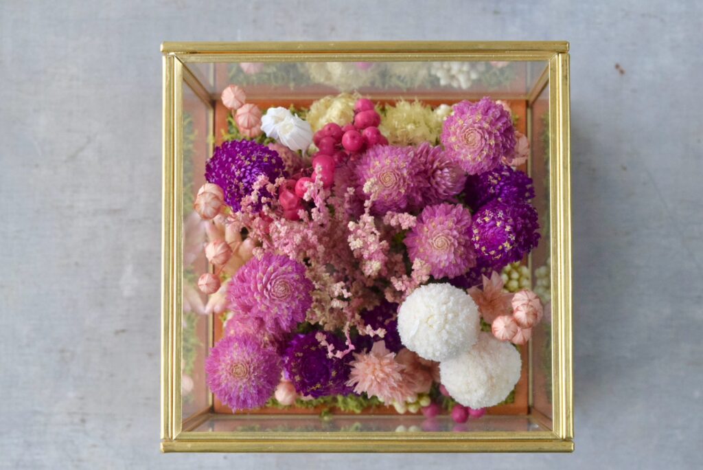 東京の花屋 叢屋Kusamurayaのドライフラワーインテリア雑貨。アンティーク調ガラスケース入りで、自宅用やギフト用に人気のアレンジメント。