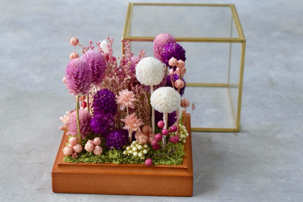 東京の花屋 叢屋Kusamurayaのドライフラワーインテリア雑貨。アンティーク調ガラスケース入りで、自宅用やギフト用に人気のアレンジメント。