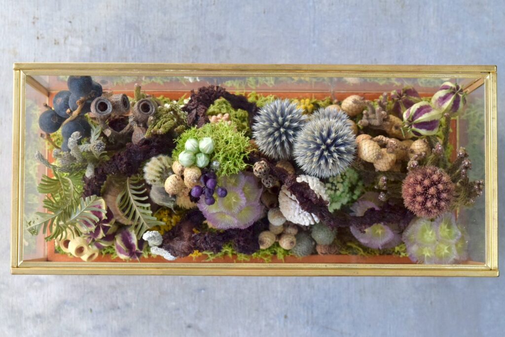 東京の花屋 叢屋Kusamurayaのドライフラワーインテリア雑貨。アンティーク調ガラスケース入りで、自宅用やギフト用に人気のアレンジメント。