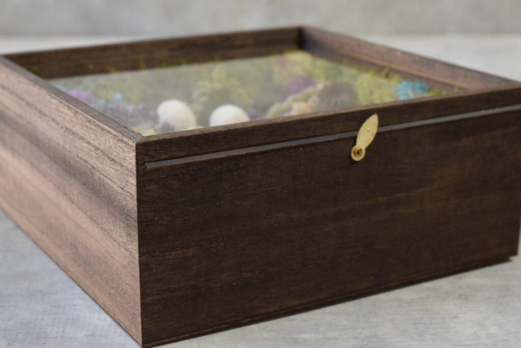 東京の花屋 叢屋Kusamurayaのドライフラワーインテリア雑貨。アンティーク調の木製フレーム(ウッドボックス)を使った、自宅用やギフト用に人気のアレンジメント。