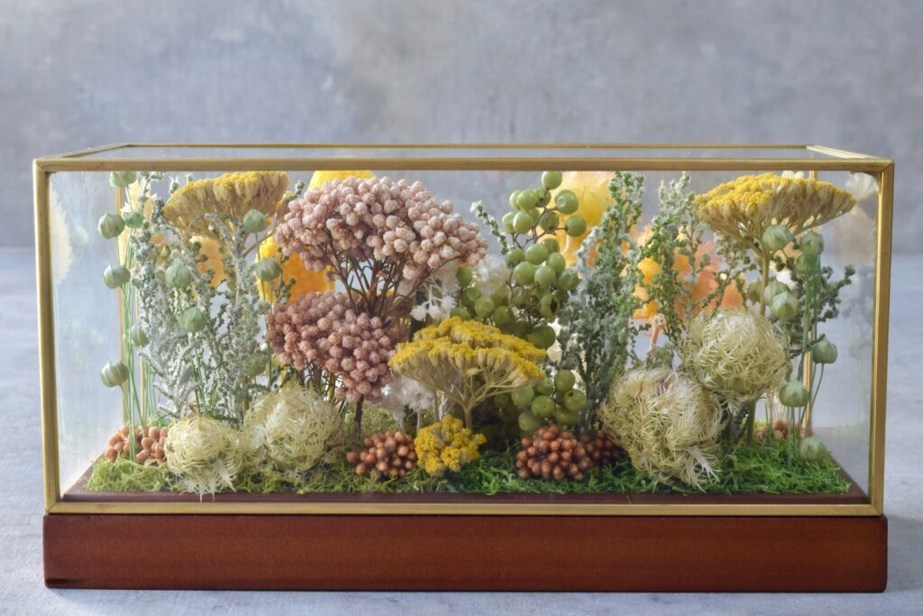 東京の花屋 叢屋Kusamurayaのドライフラワーインテリア雑貨。アンティーク調ガラスケース入りで、自宅用やギフト用に人気のアレンジメント。