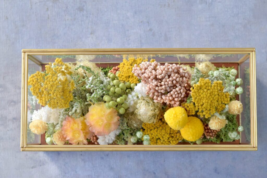 東京の花屋 叢屋Kusamurayaのドライフラワーインテリア雑貨。アンティーク調ガラスケース入りで、自宅用やギフト用に人気のアレンジメント。