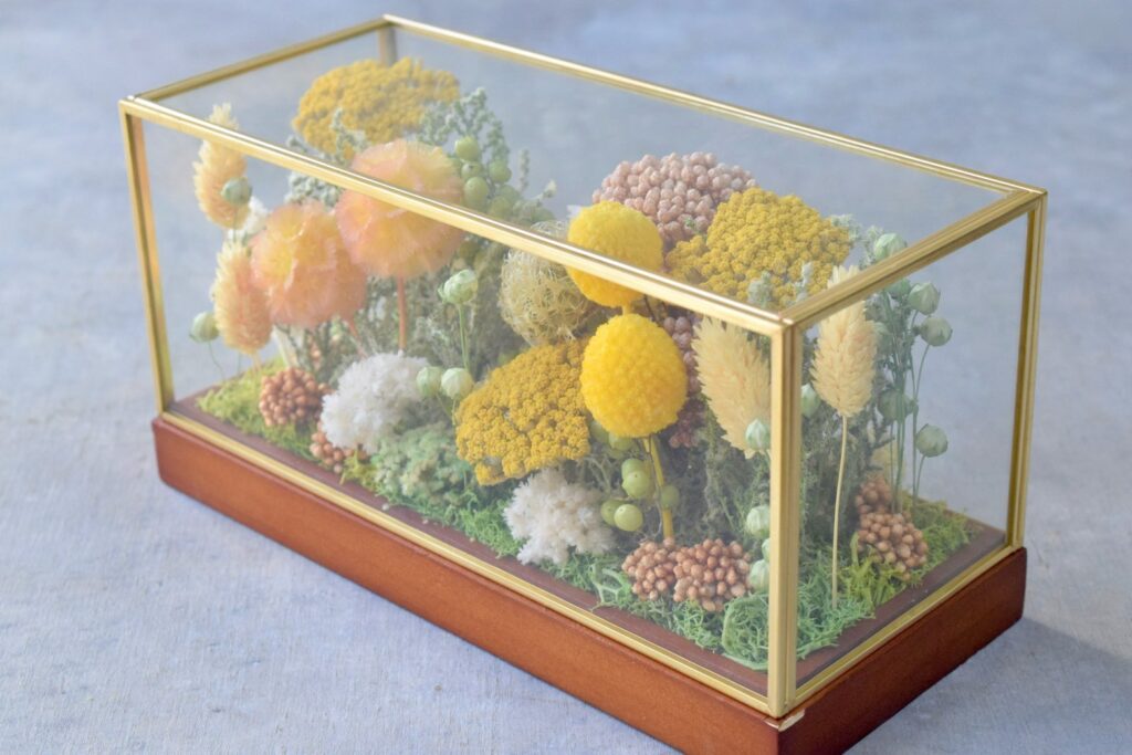 東京の花屋 叢屋Kusamurayaのドライフラワーインテリア雑貨。アンティーク調ガラスケース入りで、自宅用やギフト用に人気のアレンジメント。