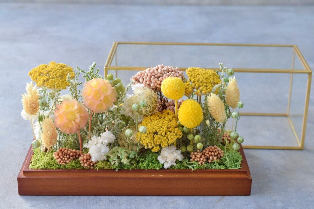 東京の花屋 叢屋Kusamurayaのドライフラワーインテリア雑貨。アンティーク調ガラスケース入りで、自宅用やギフト用に人気のアレンジメント。