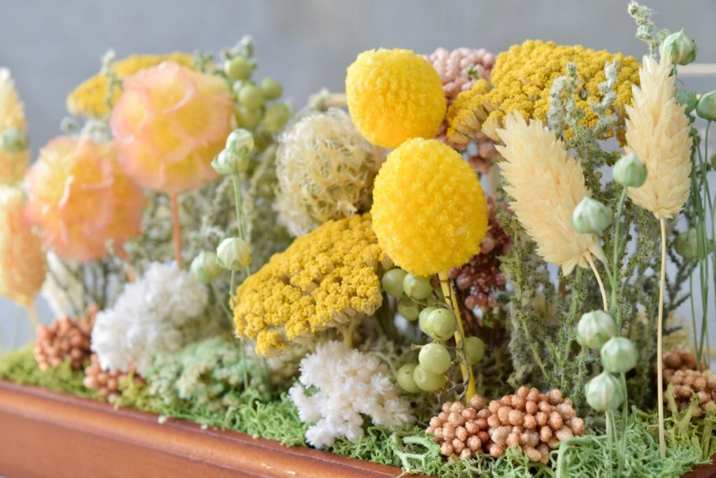 東京の花屋 叢屋Kusamurayaのドライフラワーインテリア雑貨。アンティーク調ガラスケース入りで、自宅用やギフト用に人気のアレンジメント。