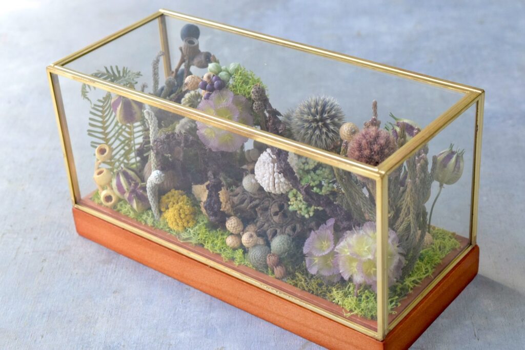 東京の花屋 叢屋Kusamurayaのドライフラワーインテリア雑貨。アンティーク調ガラスケース入りで、自宅用やギフト用に人気のアレンジメント。