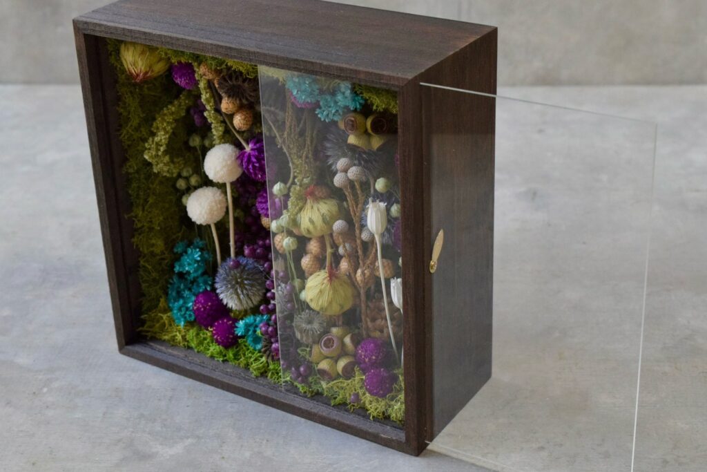 東京の花屋 叢屋Kusamurayaのドライフラワーインテリア雑貨。アンティーク調の木製フレーム(ウッドボックス)を使った、自宅用やギフト用に人気のアレンジメント。