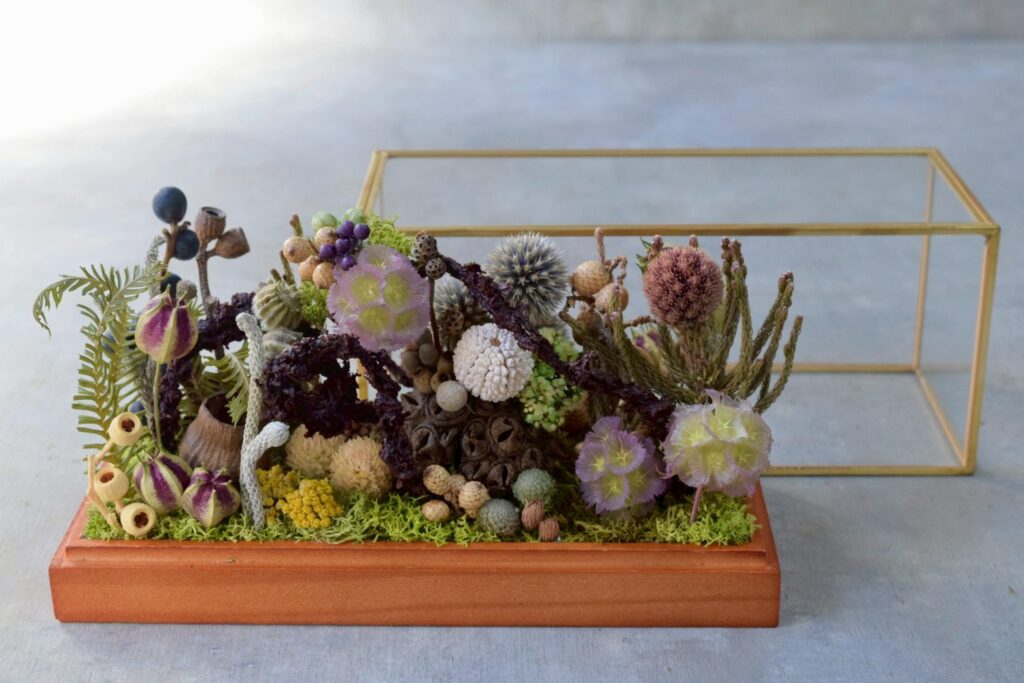 東京の花屋 叢屋Kusamurayaのドライフラワーインテリア雑貨。アンティーク調ガラスケース入りで、自宅用やギフト用に人気のアレンジメント。