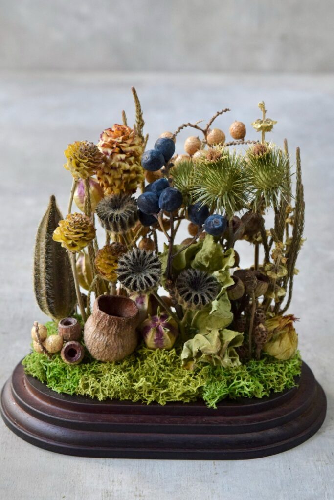 東京の花屋 叢屋Kusamurayaのドライフラワーインテリア雑貨。アンティーク調のドーム型ケースに、植物標本をイメージしてデザインされたドライフラワーインテリア。自宅用やギフト用として人気のアレンジメントです。