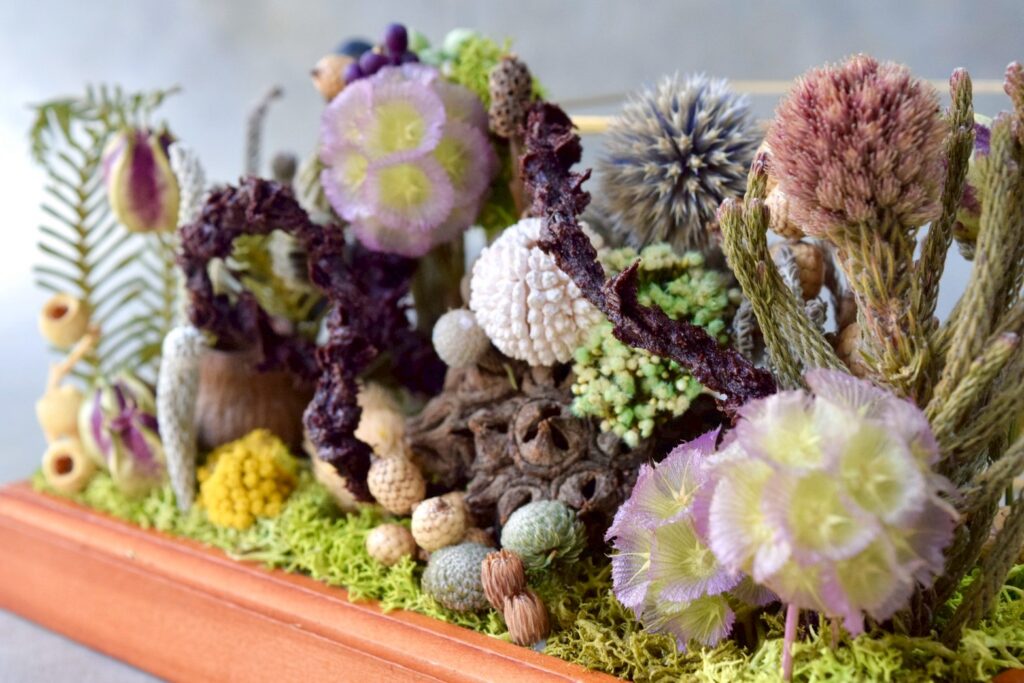 東京の花屋 叢屋Kusamurayaのドライフラワーインテリア雑貨。アンティーク調ガラスケース入りで、自宅用やギフト用に人気のアレンジメント。