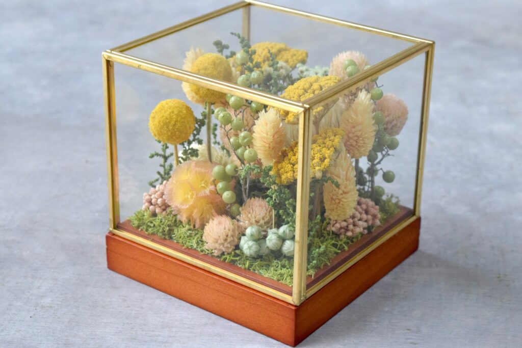 東京の花屋 叢屋Kusamurayaのドライフラワーインテリア雑貨。アンティーク調ガラスケース入りで、自宅用やギフト用に人気のアレンジメント。