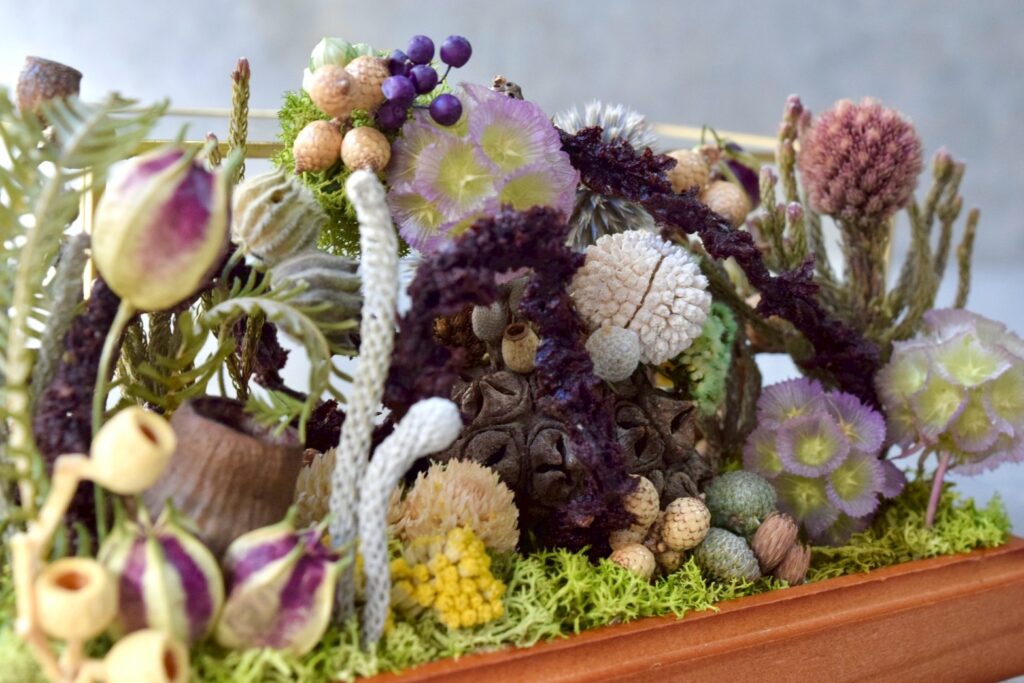 東京の花屋 叢屋Kusamurayaのドライフラワーインテリア雑貨。アンティーク調ガラスケース入りで、自宅用やギフト用に人気のアレンジメント。