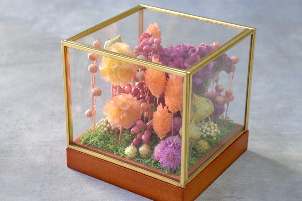 東京の花屋 叢屋Kusamurayaのドライフラワーインテリア雑貨。アンティーク調ガラスケース入りで、自宅用やギフト用に人気のアレンジメント。