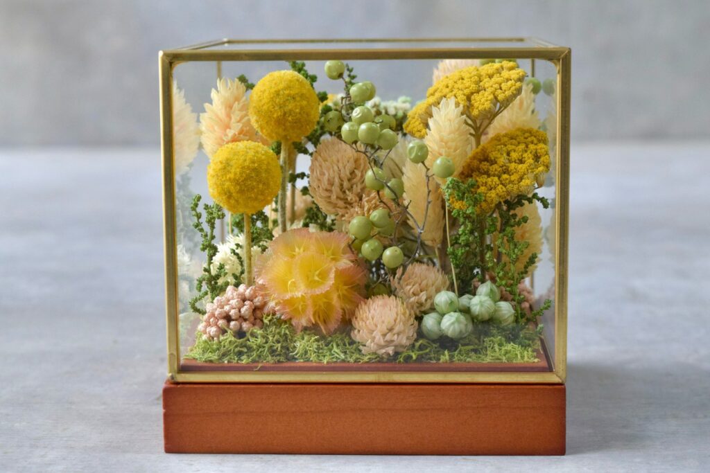 東京の花屋 叢屋Kusamurayaのドライフラワーインテリア雑貨。アンティーク調ガラスケース入りで、自宅用やギフト用に人気のアレンジメント。