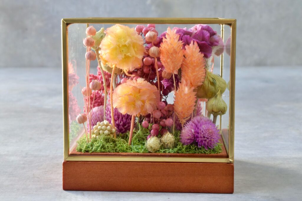 東京の花屋 叢屋Kusamurayaのドライフラワーインテリア雑貨。アンティーク調ガラスケース入りで、自宅用やギフト用に人気のアレンジメント。