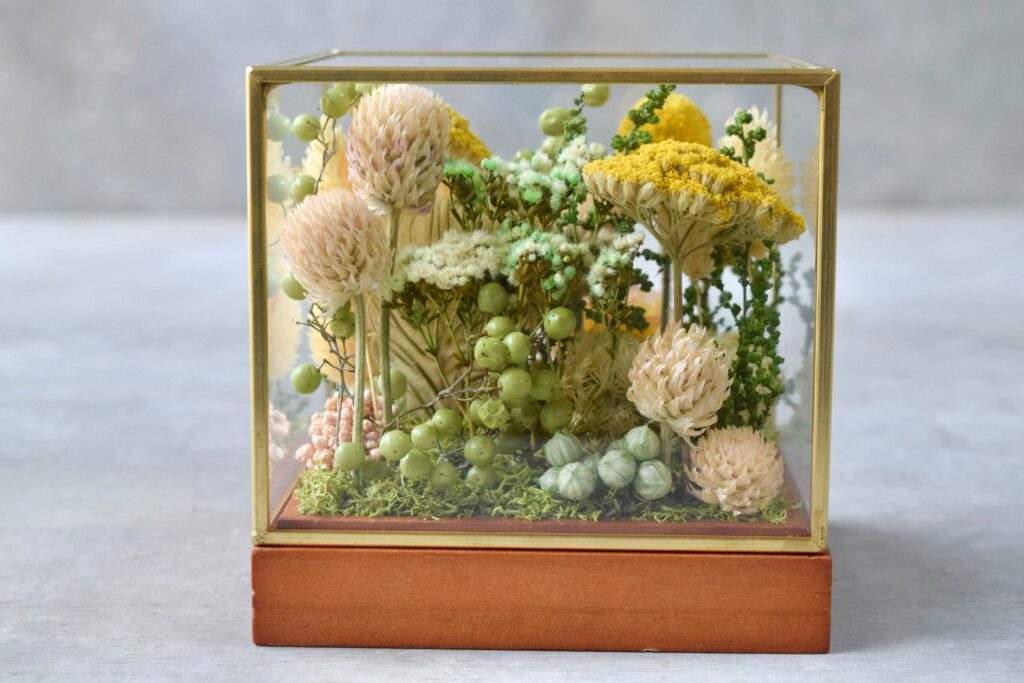 東京の花屋 叢屋Kusamurayaのドライフラワーインテリア雑貨。アンティーク調ガラスケース入りで、自宅用やギフト用に人気のアレンジメント。
