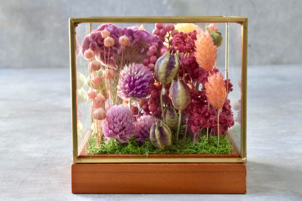 東京の花屋 叢屋Kusamurayaのドライフラワーインテリア雑貨。アンティーク調ガラスケース入りで、自宅用やギフト用に人気のアレンジメント。