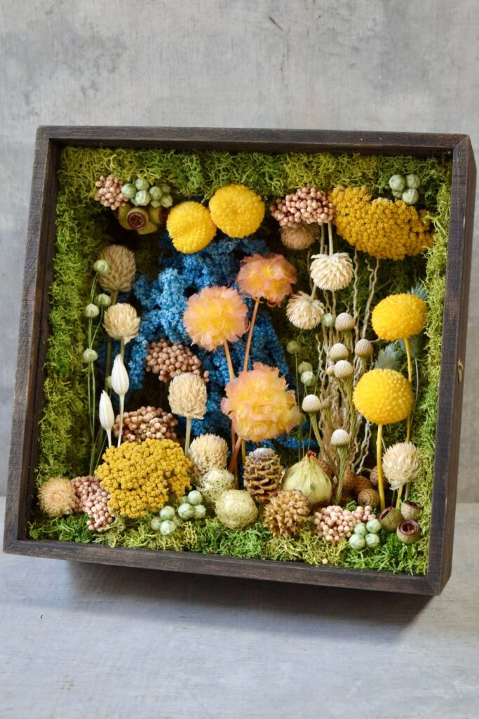東京の花屋 叢屋Kusamurayaのドライフラワーインテリア雑貨。アンティーク調の木製フレーム(ウッドボックス)を使った、自宅用やギフト用に人気のアレンジメント。