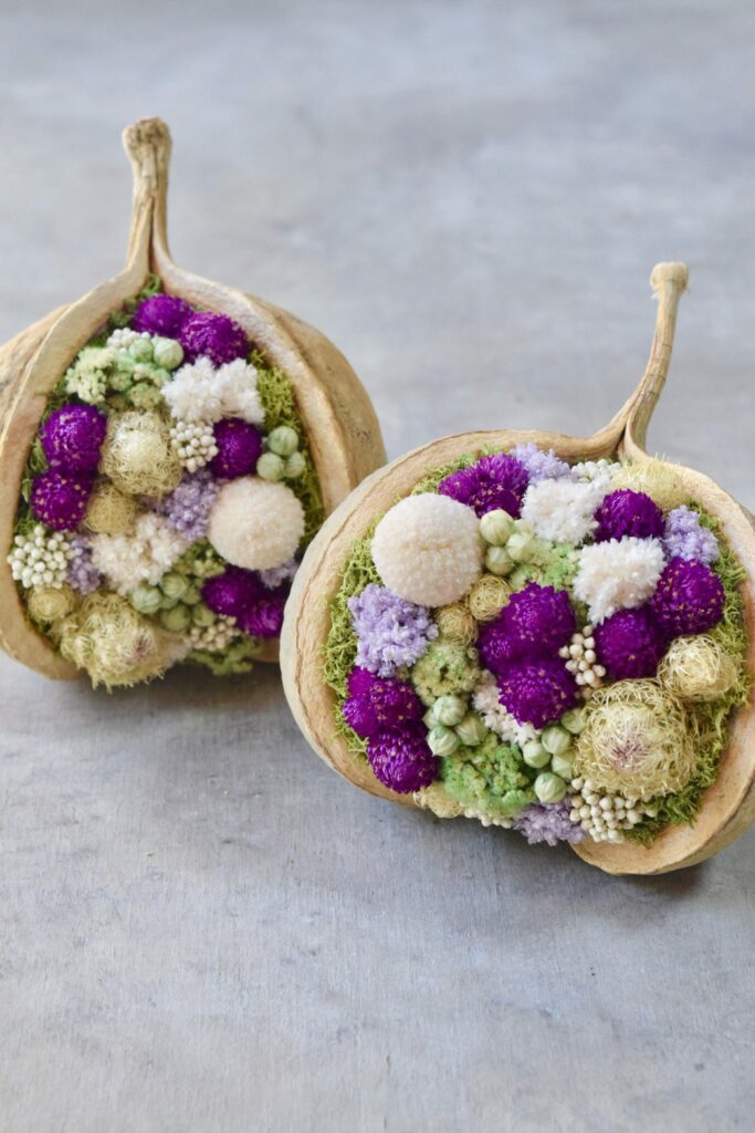 東京の花屋『叢屋kusamuraya』が手がける幸福をもたらすと言われる縁起物のブッダナッツを器にしたドライフラワーアレンジ。誕生日・記念日ギフトや自宅インテリアにおすすめです。