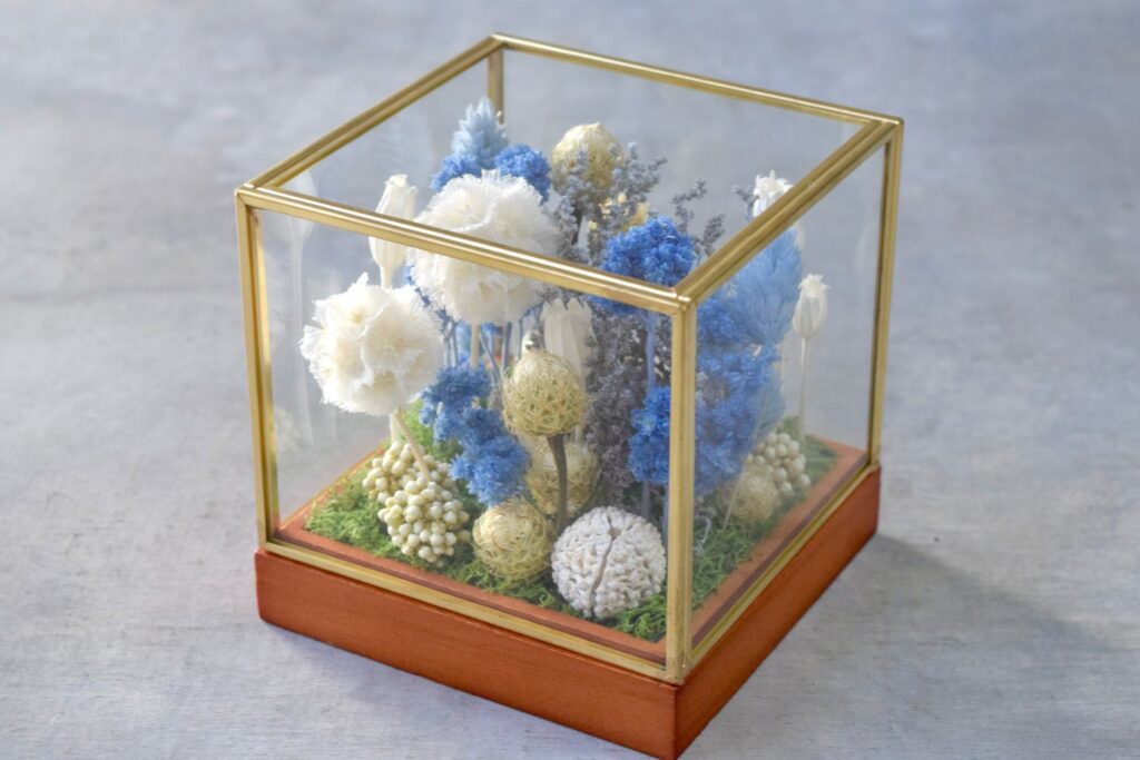 東京の花屋 叢屋Kusamurayaのドライフラワーインテリア雑貨。アンティーク調ガラスケース入りで、自宅用やギフト用に人気のアレンジメント。