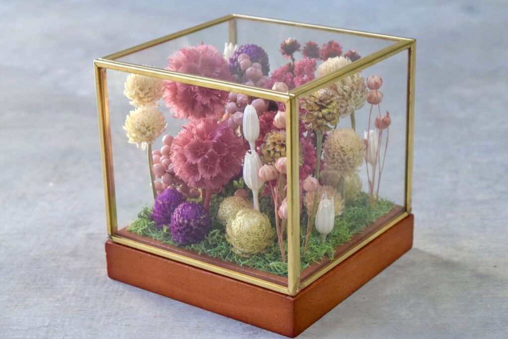 東京の花屋 叢屋Kusamurayaのドライフラワーインテリア雑貨。アンティーク調ガラスケース入りで、自宅用やギフト用に人気のアレンジメント。