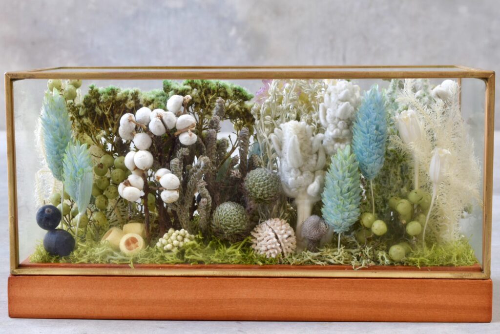 東京の花屋 叢屋Kusamurayaのドライフラワーインテリア雑貨。アンティーク調ガラスケース入りで、自宅用やギフト用に人気のアレンジメント。