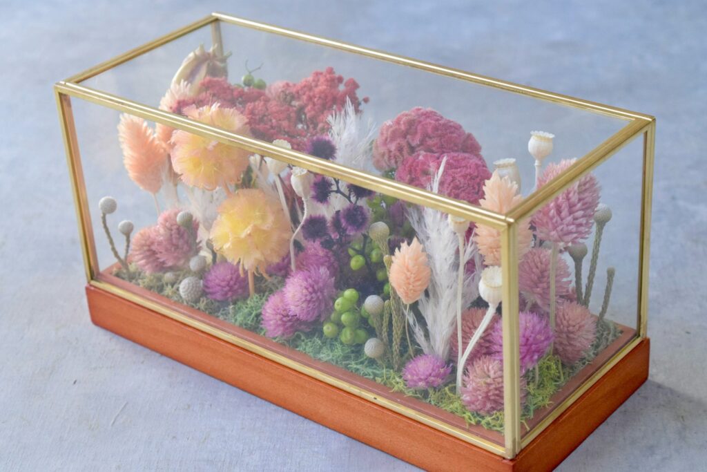 東京の花屋 叢屋Kusamurayaのドライフラワーインテリア雑貨。アンティーク調ガラスケース入りで、自宅用やギフト用に人気のアレンジメント。