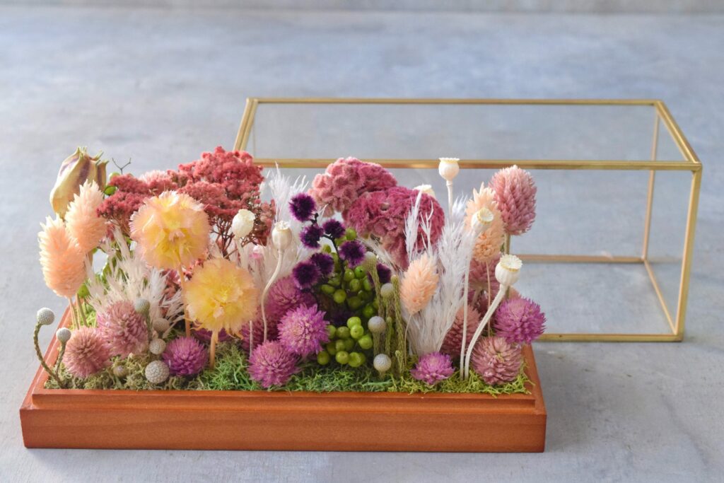 東京の花屋 叢屋Kusamurayaのドライフラワーインテリア雑貨。アンティーク調ガラスケース入りで、自宅用やギフト用に人気のアレンジメント。