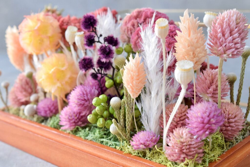 東京の花屋 叢屋Kusamurayaのドライフラワーインテリア雑貨。アンティーク調ガラスケース入りで、自宅用やギフト用に人気のアレンジメント。