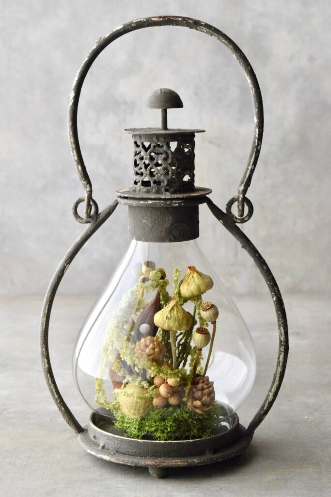 叢屋が手がけるシャビーな風合いのランタン内部にドライフラワーが詰まったボタニカルインテリア。
