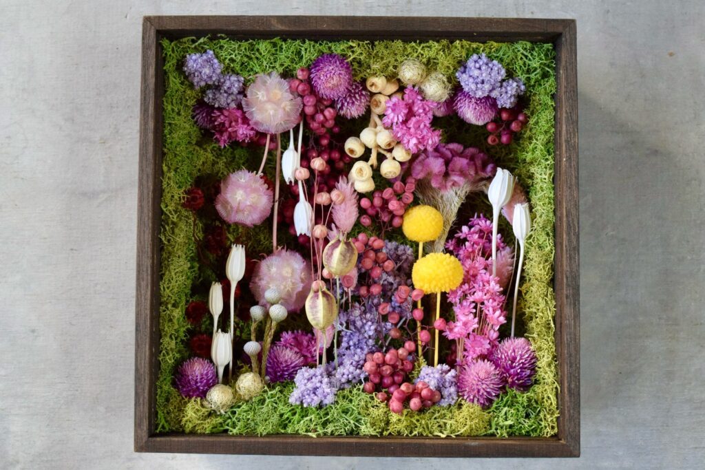 東京の花屋 叢屋Kusamurayaのドライフラワーインテリア雑貨。アンティーク調の木製フレーム(ウッドボックス)を使った、自宅用やギフト用に人気のアレンジメント。