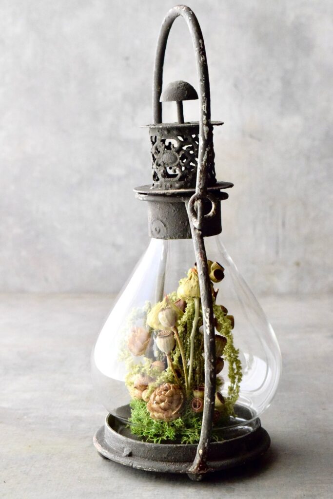 叢屋が手がけるシャビーな風合いのランタン内部にドライフラワーが詰まったボタニカルインテリア。